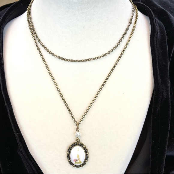 Vintage Necklace Cameo White Oval Painted Eiffel Tower on Patina Gold Tone Chain - Picture 1 of 5